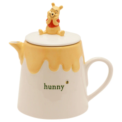 Tetera de cerámica con diseño de Winnie the Pooh sentado en la tapa y acabado que simula miel derramándose. Mide 22x14x20 cm y combina funcionalidad con un toque decorativo inspirado en Disney.