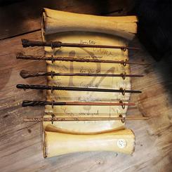 Adéntrate en el mundo mágico de Harry Potter con esta majestuosa y original réplica oficial del Ejército de Dumbledore. Esta colección incluye las varitas de Harry Potter, Hermione Granger, Ron Weasley, Neville Longbottom
