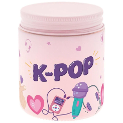 Vela aromática Rosas KPop con aroma a rosas, 160 gramos y duración aproximada de 30 horas. Presentada en un envase rosa decorado con motivos musicales y de la cultura KPop.