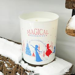 La vela Frozen edición limitada "Invierno Mágico" es una creación única que evoca la dulce magia del invierno. La nieve se presenta como una reina caída de las nubes, y el silencio del invierno se ve interrumpido solo por las sutiles fragancias de menta