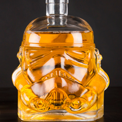 Botella oficial de Star Wars con el motivo de los Stormtroopers (Tropas de Asalto) realizada en cristal con una capacidad de 0,75 litros, disfruta de tu bebida preferida en esta preciosa botella de cristal. 