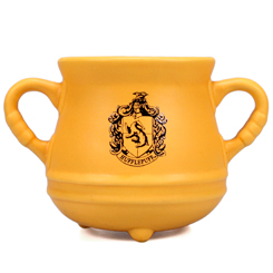 Preciosa taza con forma del Caldero con el logo de Hufflepuff basada en la saga de Harry Potter. Disfruta de tus pócimas preferidas en esta preciosa taza realizada en dolomita con el logo de Hufflepuff por un lado y el texto "Hufflepuff" por el otro. 