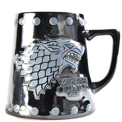Jarra  de Cerveza oficial con el escudo en relieve de la familia Stark y el texto "Winter is coming" basado en la serie de televisión Juego de Tronos, realizada en gres