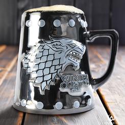 Levanta tu jarra con orgullo y rinde homenaje a la legendaria familia Stark con esta impresionante jarra de cerveza oficial de *Juego de Tronos*. Con el escudo en relieve de la casa Stark 