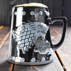 Jarra  de Cerveza oficial con el escudo en relieve de la familia Stark y el texto "Winter is coming" basado en la serie de televisión Juego de Tronos, realizada en gres