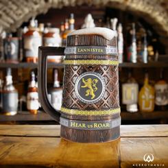 Eleva tus momentos de relax con la jarra de cerveza oficial del escudo de Lannister y el lema "Hear us Roar", inspirada en la aclamada serie de televisión Juego de Tronos.