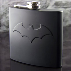 Preciosa petaca con el logo de Batman basada en el famoso personaje de DC Comics. Esta pieza de coleccionista está terminada con un color negro anodizado y con el logo de Batman en la parte frontal.
