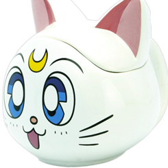 Disfruta tu bebida favorita con Artemis, la guardiana de Sailor Venus, con esta preciosa taza oficial 3D Sailor Moon. Está realizada en cerámica con una capacidad de 350 ml., 