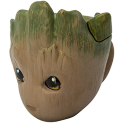 Disfruta tu bebida favorita con esta simpática taza en 3D de Groot uno de los personajes más carismáticos de la saga de Guardianes de la Galaxia Está espectacular taza está realizada en cerámica.