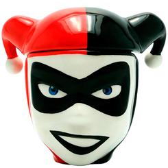 Taza oficial con el motivo en 3D de Harley Quinn basada en el popular personaje de DC Comics, la taza está realizada en cerámica con una capacidad de 300 ml.