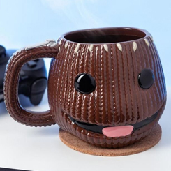 Espectacular taza oficial Sackboy basada en el popular videojuego Sackboy; Esta simpática taza está realizada en cerámica con una capacidad aproximada de 550 ml. 