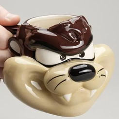Taza 3D oficial de los Looney Tunes con el motivo de Taz (El demonio de Tasmania), realizada en cerámica con una capacidad de 0,33 litros, disfruta de tu bebida preferida en esta simpática taza de Taz.