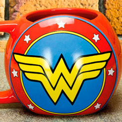 Taza 3D oficial de Wonder Woman basada en el popular personaje de DC Comics, realizada en cerámica con una capacidad de 0,4 litros, incluye grabados en el exterior.