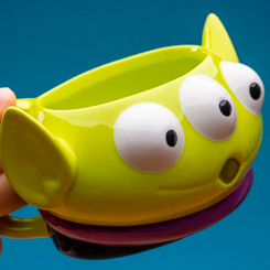 Entrañable taza con la forma de uno de los simpáticos Aliens de la saga de Toy Story. La taza está realizada en cerámica con una capacidad aproximada de 300 ml. Viene en caja de regalo.
