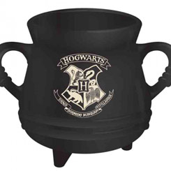 Espectacular taza con forma del Caldero con el logo de Hogwarts basada en la saga de Harry Potter. Disfruta de tus pócimas preferidas en esta preciosa taza con los escudos las casas de Gryffindor, Hufflepuff, Ravenclaw y Slytherin.