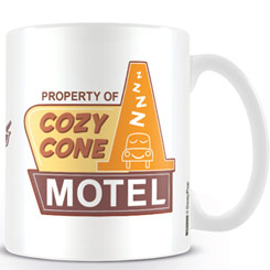 Taza oficial Cozy Cone Motel situado en Radiator Springs basado en la saga de Cars realizada en cerámica con una capacidad de 0,33 litros, incluye grabados en el exterior. Viene en caja de regalo.
