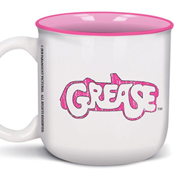 Taza oficial de las famosas Pink Ladies basada en la película de Grease realizada en cerámica con una capacidad de 0,414 litros, incluye grabados en el exterior. 