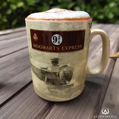 Preciosa taza oficial de Warner con el motivo del Hogwarts Express de la saga de Harry Potter, realizada en gres con una capacidad de 460 ml, incluye preciosos grabados en el exterior con un toque vintage. 