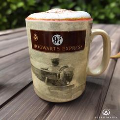 ¡Prepárate para una aventura mágica con la preciosa taza oficial de Warner del Hogwarts Express de la inigualable saga de Harry Potter! Esta taza de gres, con una generosa capacidad de 460 ml,