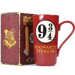 Taza Latte Macchiato oficial de Warner con el motivo del Hogwarts Express 9 3/4, realizada en gres con una capacidad de 0,50 litros, incluye grabados en el exterior. Viene en caja de regalo.