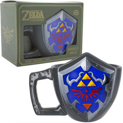 Taza oficial de Legend of Zelda Hylian Shield realizada en cerámica con una longitud aproximada de 11 cm., incluye grabados en el exterior. 