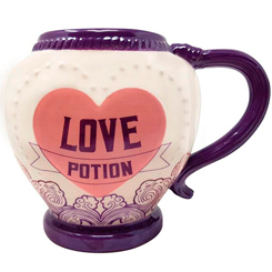 Taza oficial con el motivo en 3D de la famosa Love Potion basada en la saga de Harry Potter, la taza está realizada en cerámica con una capacidad de 415 ml, con grabados en el exterior.