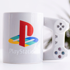 Divertida taza con el mango en forma del Mando de la PlayStation basada en la fabulosa consola de video juegos PlayStation. Esta preciosa taza está realizada en cerámica con una capacidad aproximada de 300 ml.