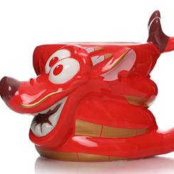 ¿Todavía no tiene tu Dragón Guardián? Ahora podrás disfruta de tu bebida preferida en esta simpática taza oficial con la forma de Mushu basado en el clásico de la factoría Disney de 1998.