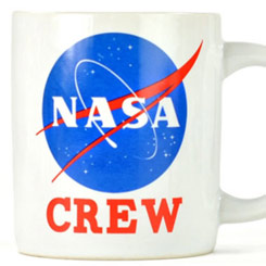 Taza oficial del Logo de la NASA Crew, la taza está realizada en gres con una capacidad de 0,35 litros, incluye grabados en el exterior.