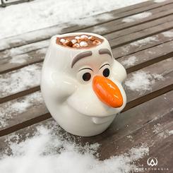 Taza oficial de Frozen con el motivo con la forma del simpatico Olaf realizada en cerámica con una capacidad de 0,46 litros, incluye grabados en el exterior. Viene en caja de regalo.