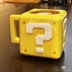 Simpática taza en forma de Question Block basada en la fabulosa saga de videojuegos de Super Mario Bros. Esta preciosa taza está realizada en cerámica con una capacidad aproximada de 350 ml. 