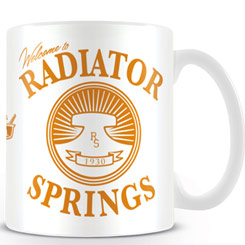 Taza oficial Welcome to Radiator Springs basado en la saga de Cars realizada en cerámica con una capacidad de 0,33 litros, incluye grabados en el exterior. Viene en caja de regalo. 