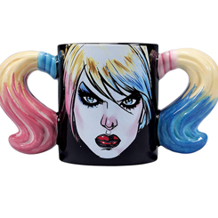 Espectacular taza con forma de Harley Quinn de DC Comics, es un producto imprescindible para cualquier fan de DC Comics, con un diseño fantástico y novedoso en el que las coletas de Harley