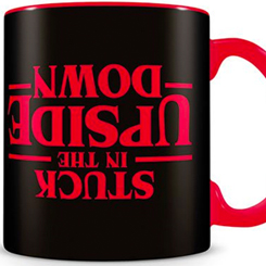 Taza oficial Stuck In The Upside Down basada en la serie de Netflix Stranger Things realizada en cerámica con una capacidad de 0,33 litros, incluye grabados en el exterior. 
