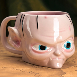 Simpática taza con la forma de Gollum basada en la saga de El Señor de los Anillos. La taza está realizada en cerámica con una capacidad aproximada de 300 ml. Viene en caja de regalo. 