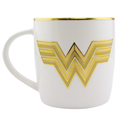 Taza oficial de Wonder Woman 1984 basada en el popular personaje de DC Comics, realizada en cerámica con una capacidad de 0,4 litros, incluye grabados en el exterior. 