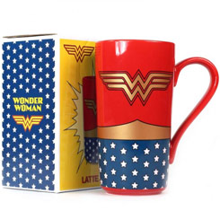 Taza Latte Macchiato oficial de Warner con el motivo del logo de Wonder Woman, realizada en gres con una capacidad de 0,50 litros, incluye grabados en el exterior. Viene en caja de regalo. 
