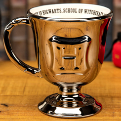 Taza con la forma de la copa oficial de Warner con el logo de Hogwarts, realizada en cerámica con una capacidad de 0,30 litros.