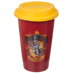 Taza de Viaje Oficial de Warner con el motivo del escudo de Gryffindor, revive las aventuras de Harry Potter y todos sus compañeros con esta taza realizada en cerámica con una capacidad de 0,45 litros.
