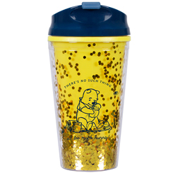 Taza de Viaje Oficial de Winnie the Pooh, revive las aventuras de Pooh y todos sus compañeros con esta taza realizada en plástico con una capacidad de 0,35 litros, incluye grabados en el exterior.