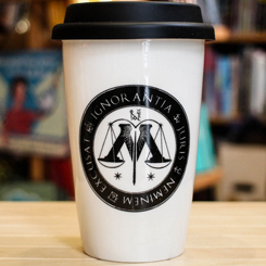 Taza de Viaje Oficial de Warner con el motivo del escudo del Ministerio de Magia, revive las aventuras de Harry Potter y todos sus compañeros con esta taza realizada en cerámica con una capacidad de 340 ml