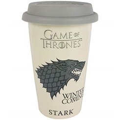 Taza de Viaje Oficial con el motivo del escudo de La Casa Stark, revive las aventuras de los Stark y todos sus compañeros con esta taza realizada en cerámica.