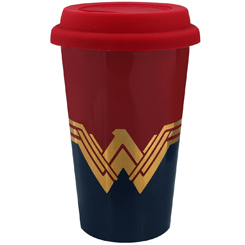Taza de Viaje Oficial de Wonder Woman, revive las aventuras de Diana Prince con esta taza realizada en cerámica con una capacidad de 0,34 litros, incluye grabados en el exterior