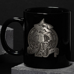 Taza edición especial para celebrar el 25 aniversario de Resident Evil, esta preciosa taza está realizada en cerámica con el logo en metal. Esta pieza de coleccionista tiene una capacidad aproximada de 325ml.,