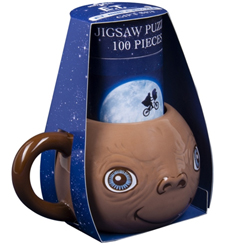 Pack compuesto por una taza de E.T. El Extraterrestre y un puzzle del poster de la película. La taza está realizada en cerámica con una capacidad aproximada de 250 ml.