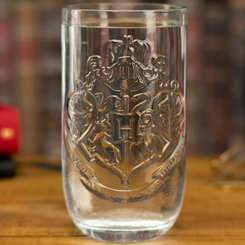 Vaso oficial con el escudo de Hogwarts basado en la saga de Harry Potter. Disfruta de tu bebida preferida al más puro estilo de la escuela de Hogwarts con este precioso vaso realizado en vidrio