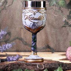 Copa oficial de Rivendell basada en la saga de El Señor de los Anillos. Disfruta de esta elegante copa con unas dimensiones aproximadas de 18 x 9 x 9 cm., realizada en acero inoxidable y resina.
