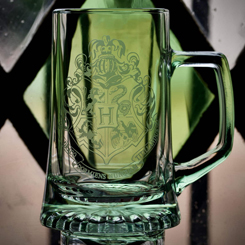 Jarra de cerveza oficial de Hogwarts basado en la saga de Harry Potter. Esta preciosa jarra está realizada en vidrio transparente con un grabado dorado, tiene  una capacidad de 50 cl.