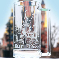Réplica oficial de la Jarra del primer aniversario de Euro Disney (Disneyland París). Esta preciosa jarra está realizado en vidrio con una altura aproximada de 10 cm.