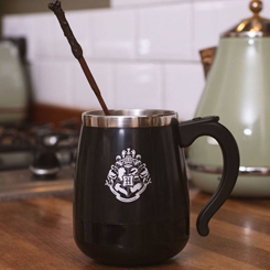 Disfruta aún más de la magia con esta taza autorregulable de Harry Potter con licencia oficial para muggles y magos por igual. Conviértete en parte de la historia todos los días, ya que la varita que eligió a Harry